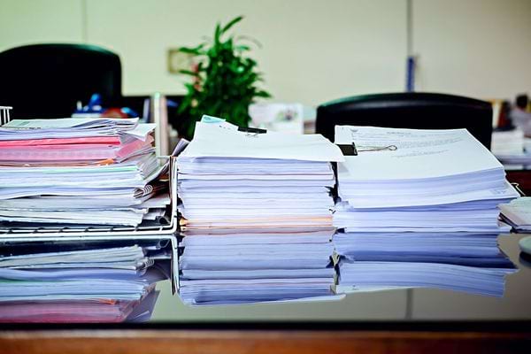 Trois piles de dossiers de plusieurs documents 