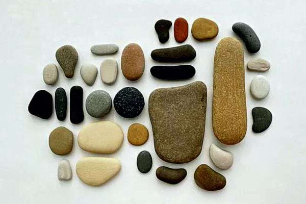 Plusieurs galets de différentes couleurs