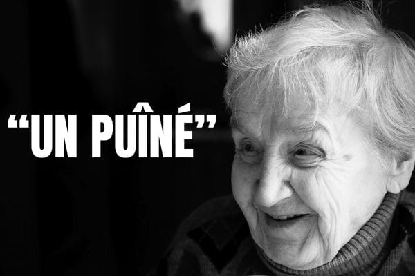 Une femme âgée qui sourit 