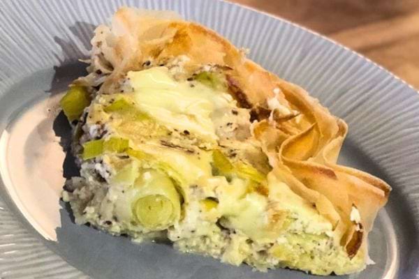 Une part de quiche poireaux et bacon avec des feuilles de brick.