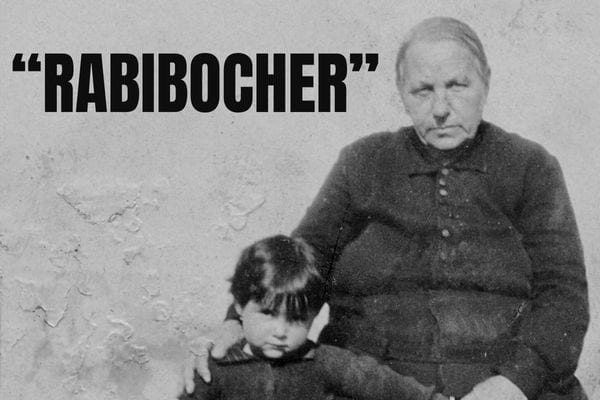 Une femme âgée avec un enfant