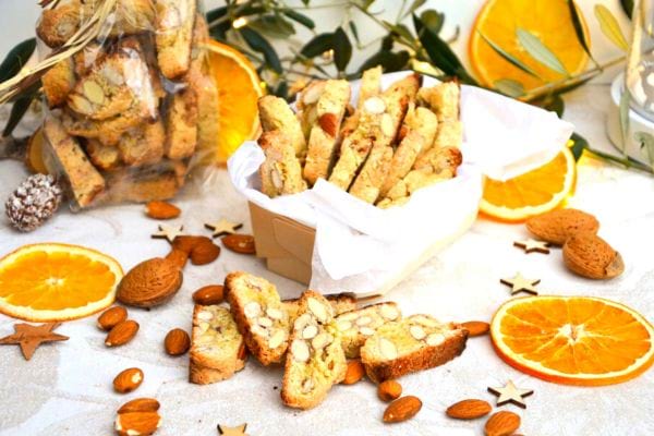 Plusieurs gâteaux aux amandes dans une boîte 
