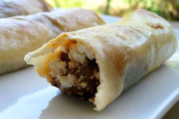 Un roulé à l'aubergine et à la ricotta déjà croqué