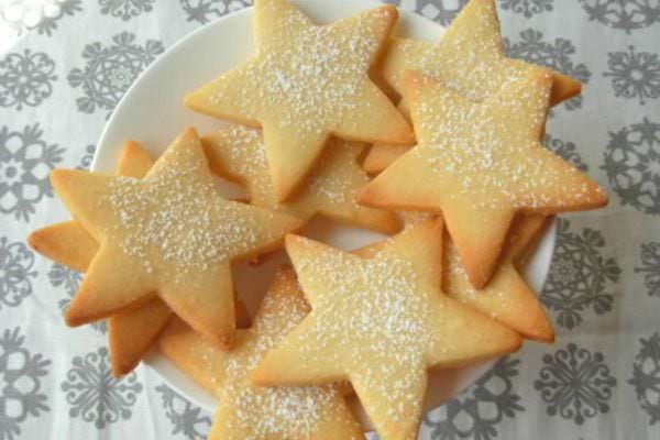 Des Sablés aux amandes de Christophe Felder dans une assiette blanche