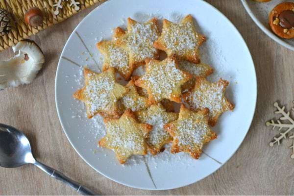 Des Sablés à la noix de coco dans une assiette blanche avec une cuillère à soupe