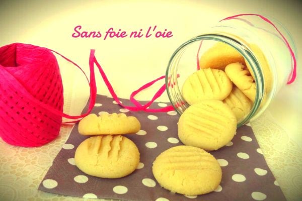 Des Sablés vegan dans un bocal en verre et de la laine rose