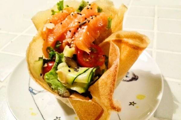 Une salade chic au saumon dans une feuille de brick 