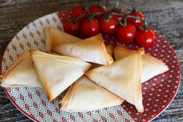 Des samoussas au chorizo et à la feta dans une assiette 