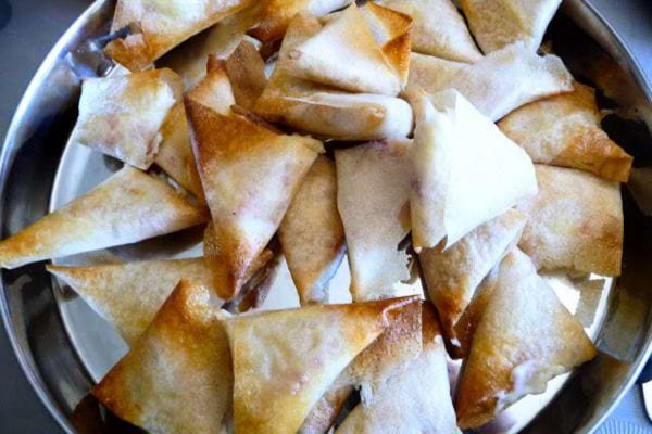 Plusieurs samoussas au jambon et au fromage