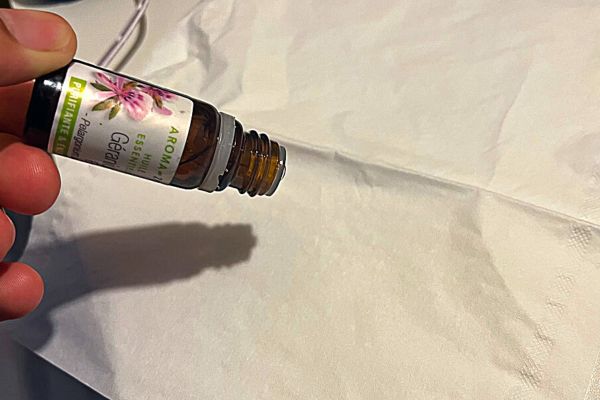 Faire Un Spray D'huile Essentielle Sans Alcool Comment Diffuser les Huiles Essentielles Sans Diffuseur ? 11 Astuces.