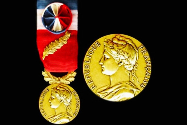 Médaille du Travail : Comment Faire la Demande Pour l'Obtenir