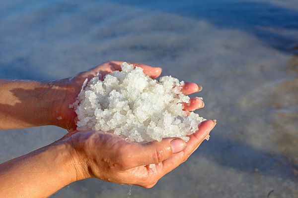 Pourquoi Mettre du Sel Dans sa Poche ? Ses Pouvoirs Contre la Malchance.