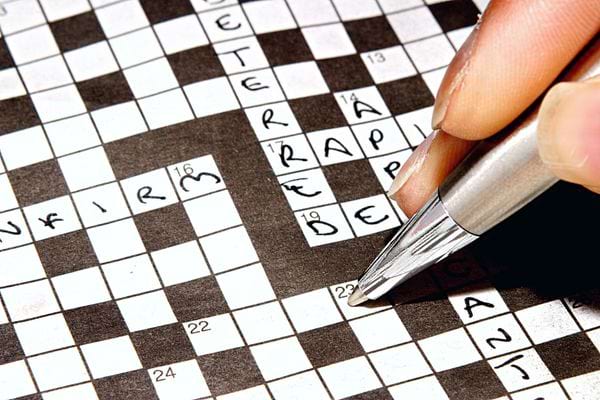 Une personne qui fait des mots-croisés 