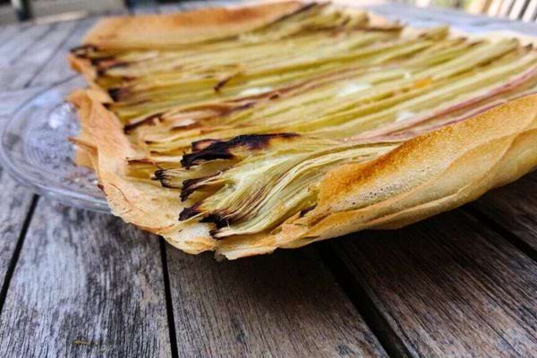 Une Tarte légère à la rhubarbe dans une assiette transparente 