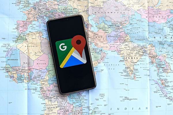 Un téléphone avec le logo Google Maps sur une carte 
