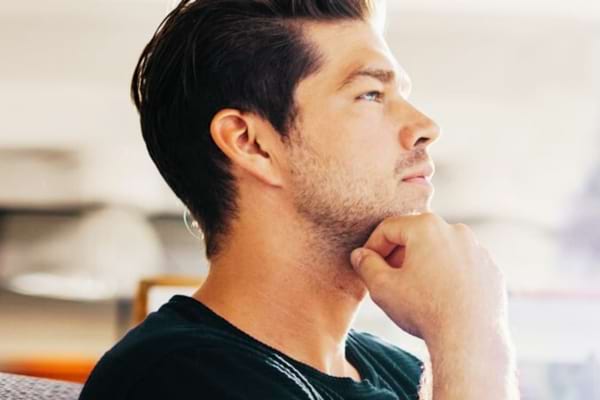 Un homme qui réfléchit sur les sentiments de sa partenaire