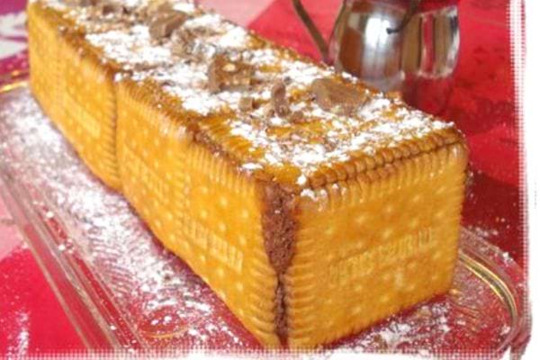 Un bateau en biscuits Petit-Beurre, surmonté d'une voile de chocolat.