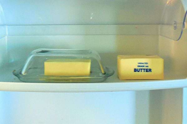 Beurre emballé dans réfrigérateur.