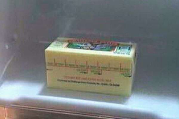 Plaquette de beurre dans frigo.