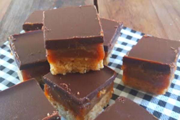 Biscuits Speculoos avec couche de caramel et chocolat, découpés en carrés parfaits.