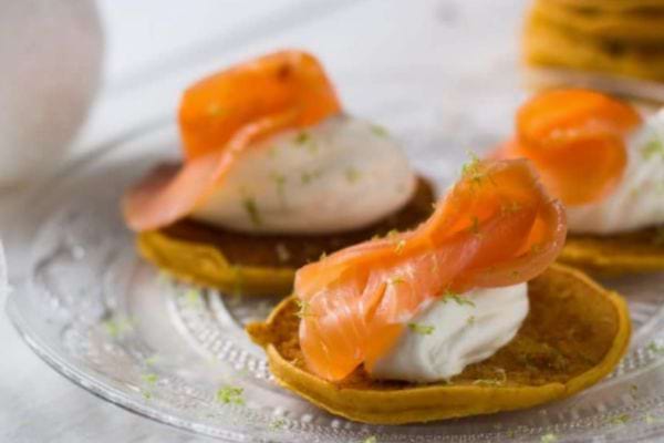 Toasts de patate douce garnis de saumon fumé et d'aneth frais.