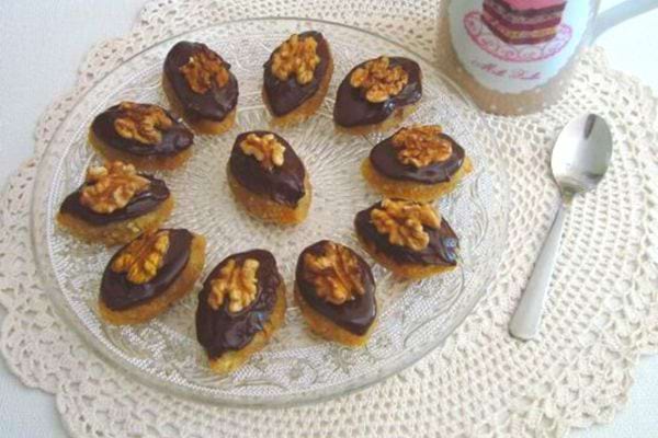 "Bniwen" traditionnel, des dattes enrobées de chocolat et garnies de noix.