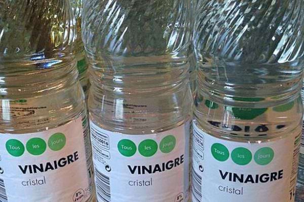 Trois bouteilles de vinaigre blanc