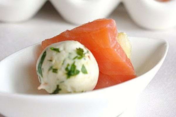 Brochette de saumon et fromage de chèvre avec une herbe verte.