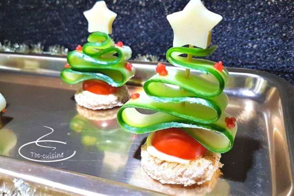 Brochettes décoratives avec concombre en spirale, tomate et fromage en forme d'étoile.