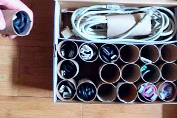 Organisation de câbles électriques dans une boîte, chacun enroulé dans un rouleau de sopalin