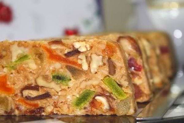 Cake aux fruits sans cuisson, garni de figues, d'abricots et de noix.