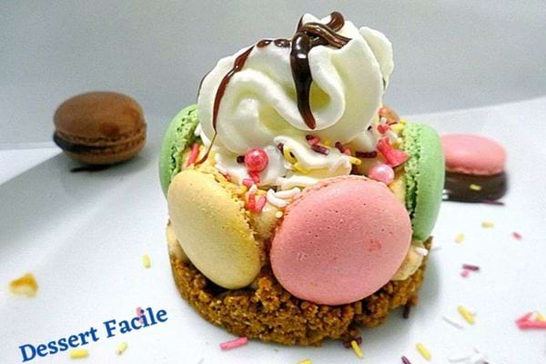 Charlotte revisité aux macarons colorés, avec une touche de crème chantilly et un filet de chocolat.