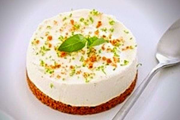 Cheesecake au citron vert, présenté avec une touche de zeste de citron.