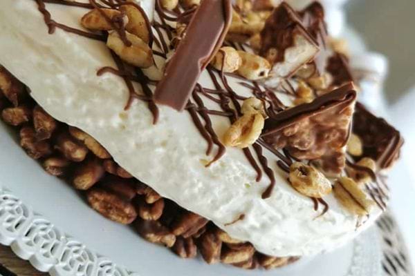 Cheesecake sans cuisson orné de chocolat Kinder Country et de céréales soufflées.