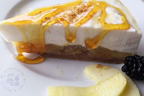 Cheesecake à la pomme et au sirop, présenté avec une tranche de pomme et un mûre.