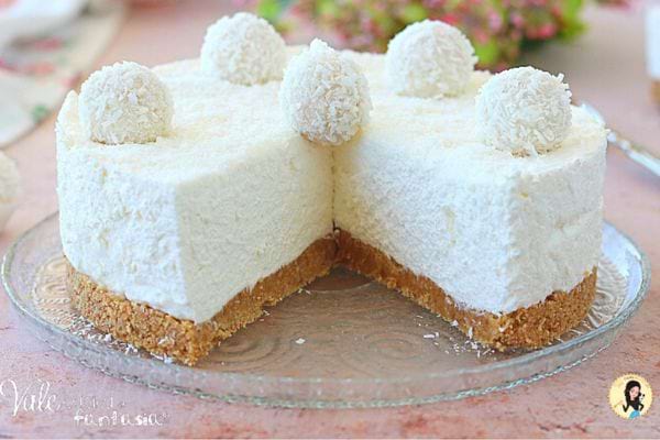 Cheesecake Raffaello au fromage blanc, orné de confiseries en noix de coco.