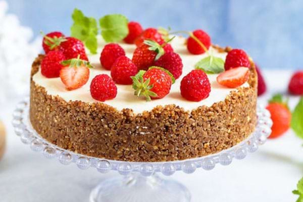 Cheesecake à la ricotta et au chocolat, décoré de fraises et de framboises fraîches.