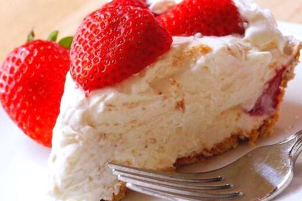 Cheesecake sans cuisson, classique avec des fraises fraîches en garniture.