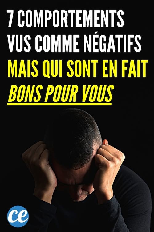 Un homme dans le noir qui a l'air d'être déprimé mais en fait c'est bon pour lui