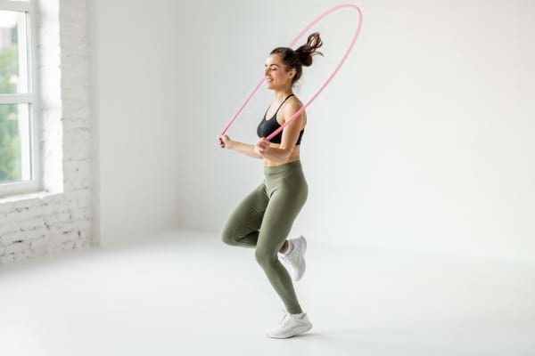 femme qui fait de la corde à sauter pour le cardio