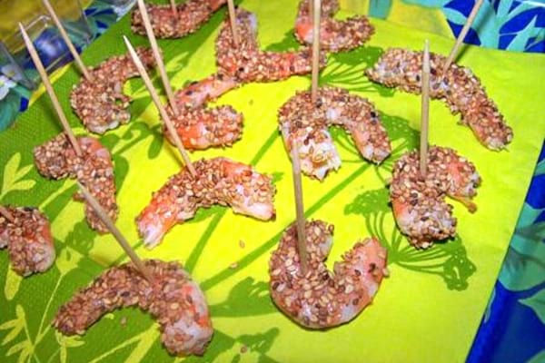 Des cure-dents sur des crevettes au sésame pour un apéro chic