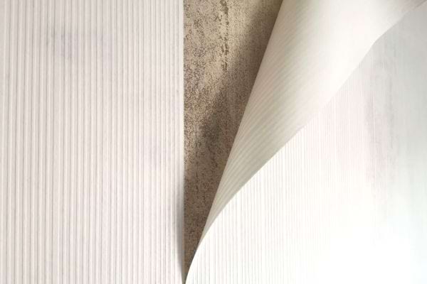 du papier peint blanc qui se décolle