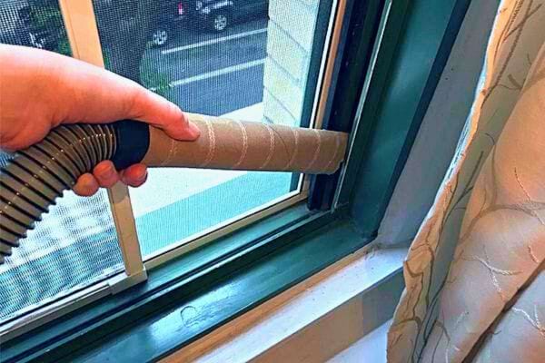 Embout d'aspirateur fait maison avec un rouleau de sopalin pour atteindre les coins difficiles.