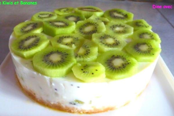 Entremets aux kiwis et bananes, garni de rondelles de kiwi sur un biscuit croquant.