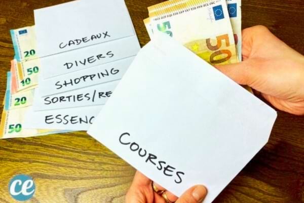Une personne qui utilise le techniques des enveloppes pour mettre de l'argent de côté