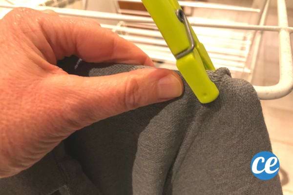 une pince à linge posée sur une courture de polo