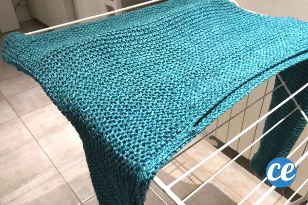 un pull en laine étendu à plat