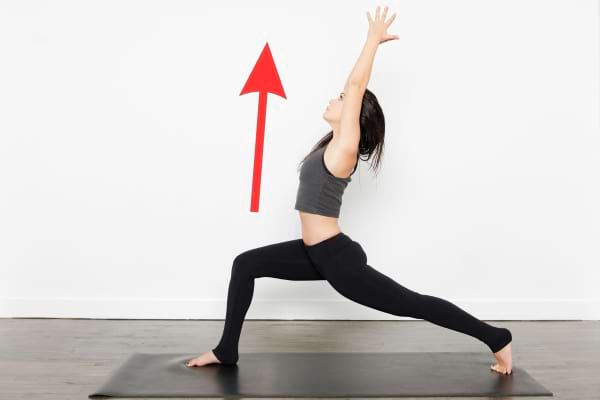 Femme qui fait des étirements en position yoga du guerrier