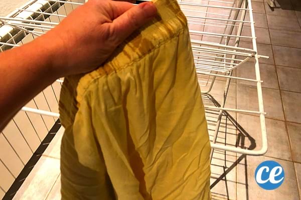 une jupe mise à l'envers pour être étendue