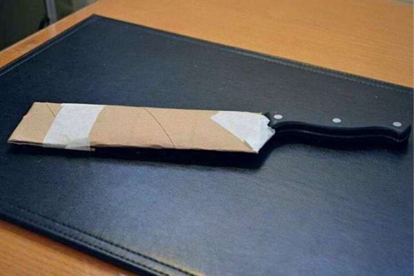 Étui de couteau de cuisine sécurisé fait avec un rouleau de sopalin pour une conservation optimale des lames